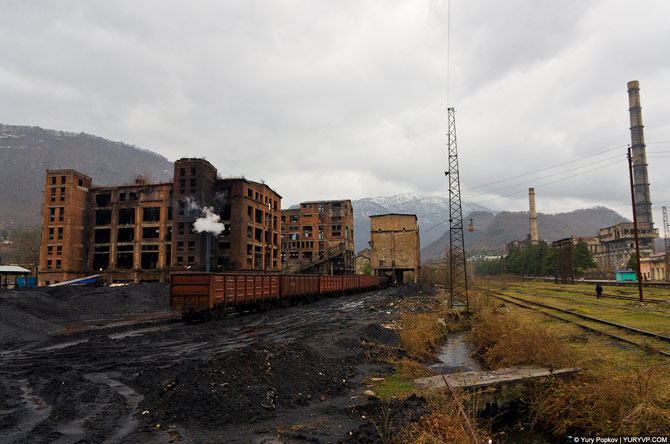 Заброшенная железная дорога в забытом городе